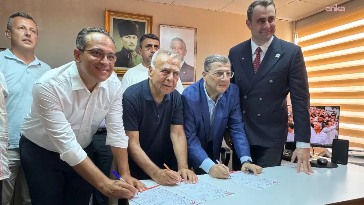 Aziz Kocaoğlu, Kamil Okyay Sındır ve Olgun Atila YENİ Parti'ye üye oldu — Evrensel haberinde yayımlanan fotoğraf