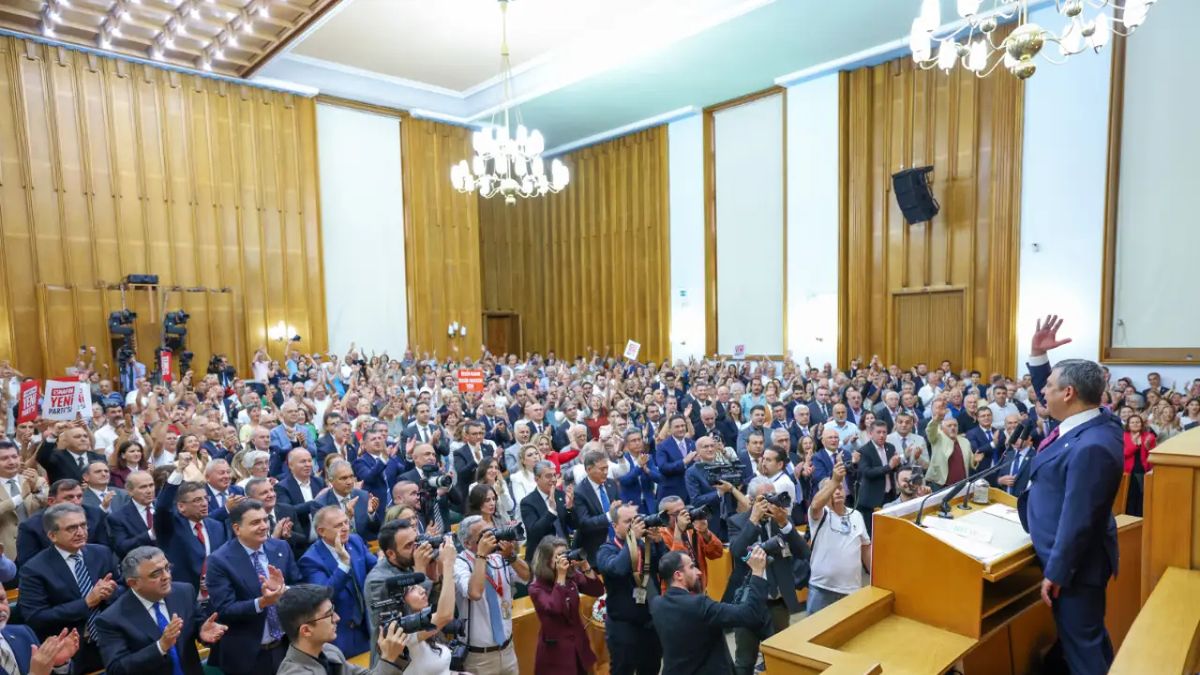 Ankette CHP seçmeninin %92'si YENİ Parti'ye oy verebileceğini söyledi — Evrensel haberinde yayımlanan fotoğraf
