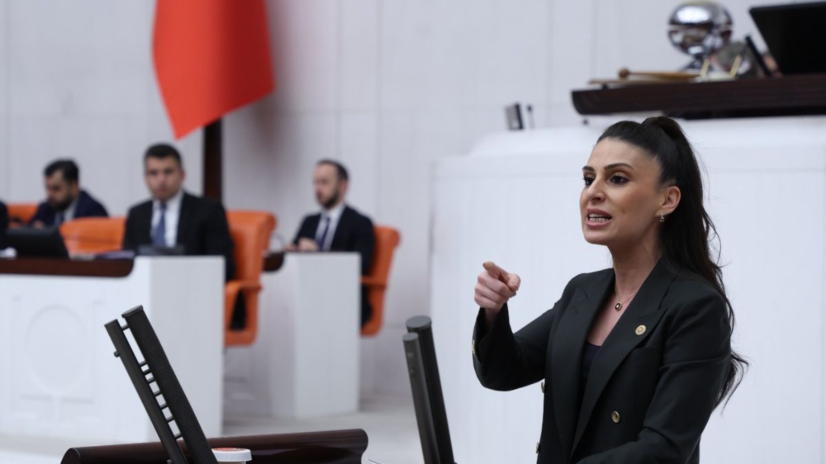 YENİ Partili Özcan, Menteşe Belediyesi binasının vakfa devrine tepki gösterdi — Evrensel haberinde yayımlanan fotoğraf