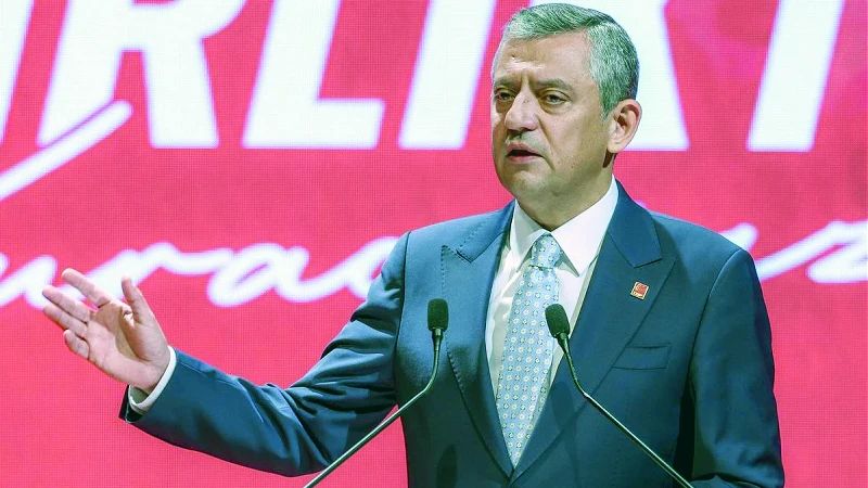Özgür Özel AKPM Türk Grubu üyeleri arasında yer aldı — Yeni Şafak — Gündem haberinde yayımlanan fotoğraf